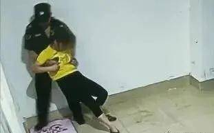 广西少女深夜醉酒回家，遭小区保安扒衣：你大