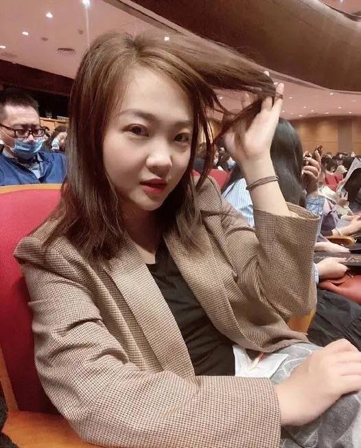 西装|21岁林妙可离开妈妈大变样!穿格纹西装干练不少,终于不幼稚了