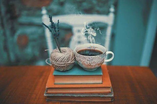 晚安说说朋友圈句子图片：希懂得懂得很多之后，依旧热爱生活