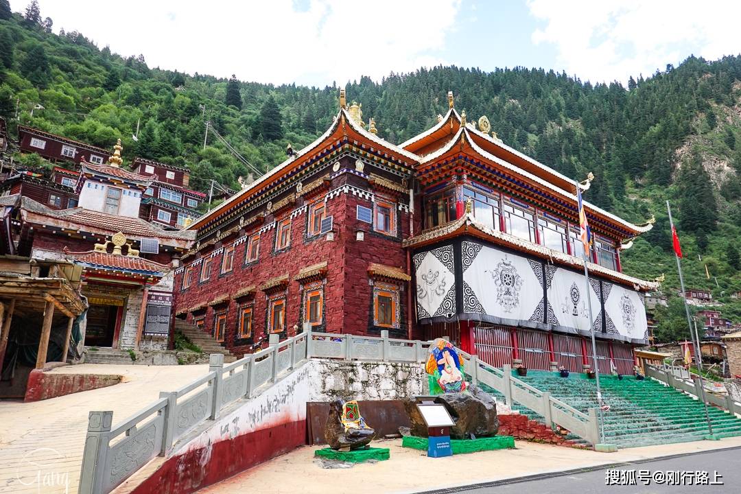 曾克寺，路边的寺院，同时也是藏区规模最大的庙碉群_米拉塔