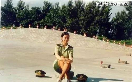 80年代历史老照片罪犯枪毙现场被吓晕漂亮女囚吃生前最后一顿饭