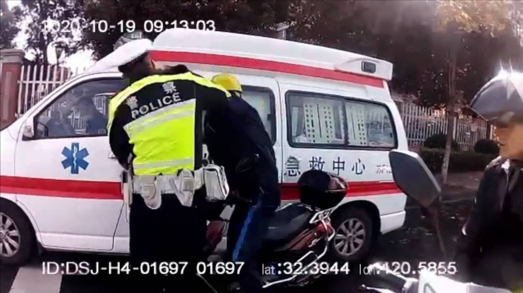 如皋男子当街拳打交警暴力抗法，审讯室里倍感