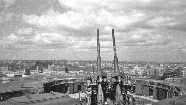 德国柏林动物园防空塔上的双联装128毫米高射炮,其位置高于周边大