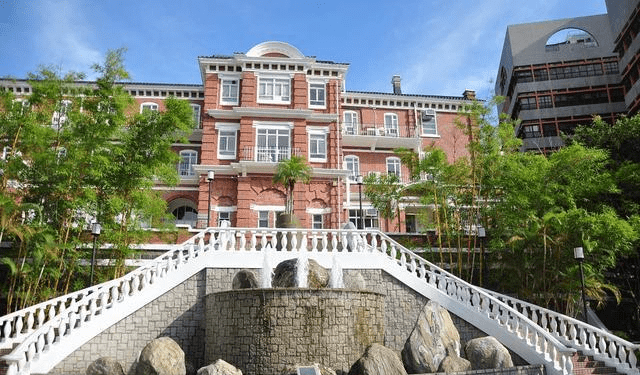 一心求学的张爱玲,却主动放弃自己的学业,靠卖文章养活自己