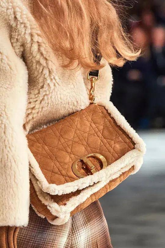 包包|秋季最新包款一览，逃也逃不出这四款包型