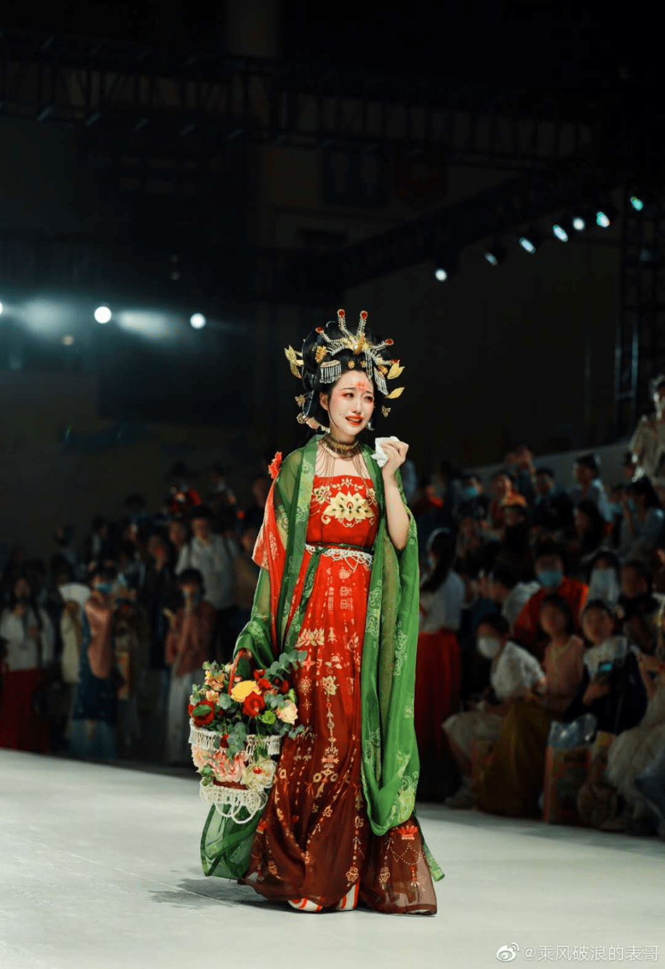 华裳九州国风大典上那个哭的梨花带雨的人原来是这家汉服的掌柜