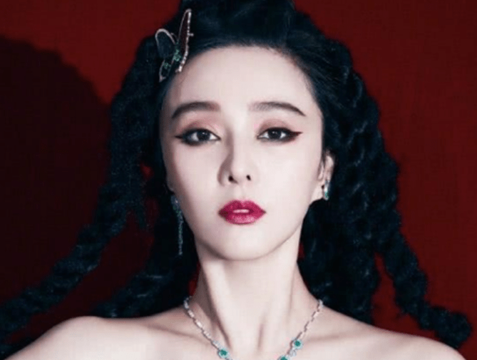 ""蛇女""太惊艳!范冰冰复古脏辫像埃及艳后,39岁颜值依旧能打