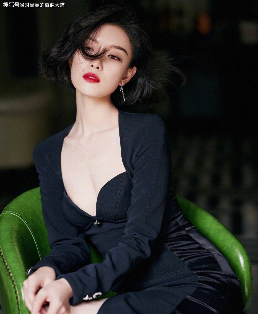 拖鞋|倪妮气质真贵气！拖鞋配礼裙也优雅，昂首挺胸美得就跟黑天鹅似的