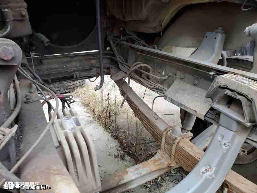 进气部分位于驾驶室后方,空气滤芯安装位置已经拆除.