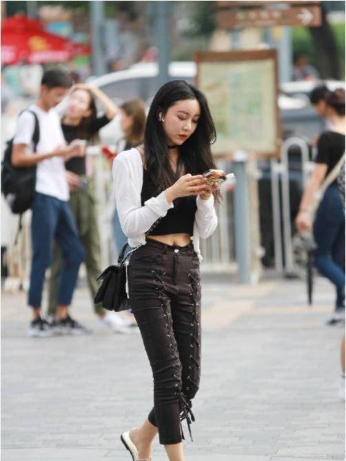 地铁站内玩手机太危险了!你还敢走路看手机吗?