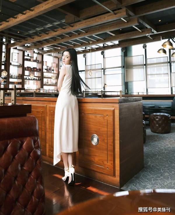 小白|杨幂黑直长配小白裙，看到生图，网友感叹：这是她最美的一次打扮