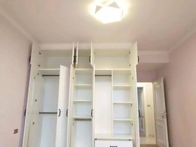 小房间衣柜怎么设计比较实用 5638d33ba5b248ae96e47b10a6d03cb0.jpeg