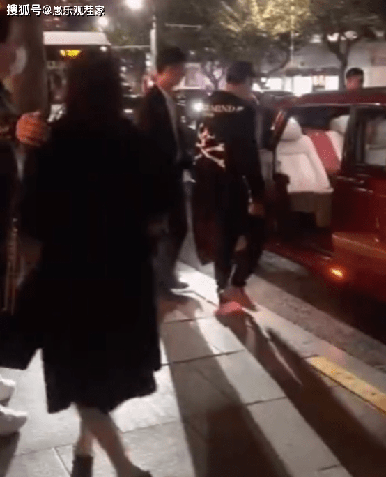 粉色|原创王思聪夜店豪开200瓶黑桃A后再被偶遇，一身黑配粉色拖鞋坐豪车