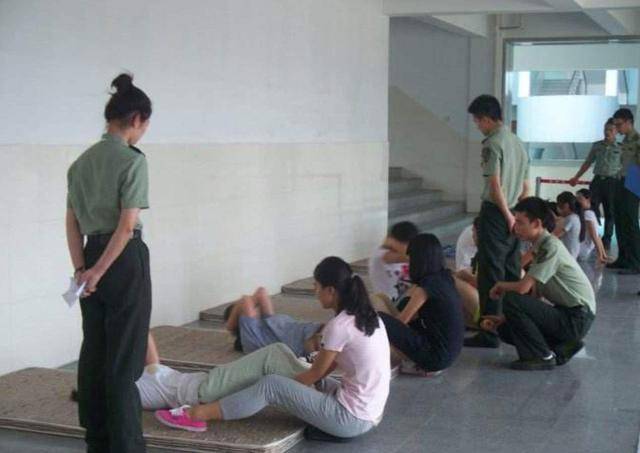 实拍:女兵征兵体检现场,检查的很仔细