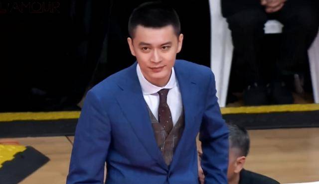原创杨鸣口吐芬芳冲上热搜,cba这一变化太有趣,裁判压力陡然增加