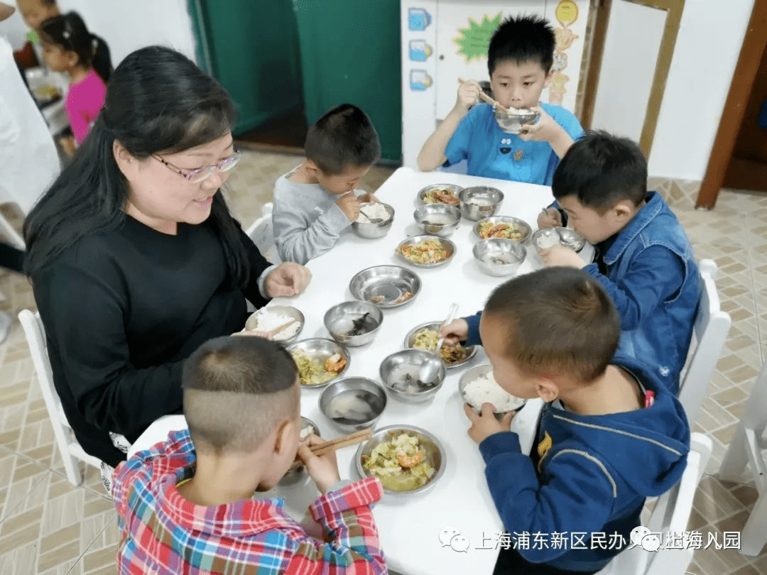 幼儿园|明确了！上海将全面落实幼儿园陪餐制度！“园长陪餐”或成标配