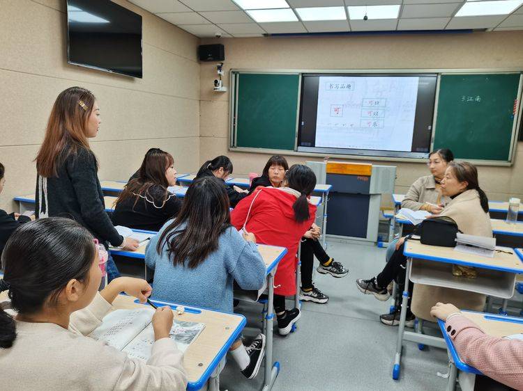 消息资讯|新郑市实验小学低学部举行“观察提升教学 教研助力成长”语文教研活动