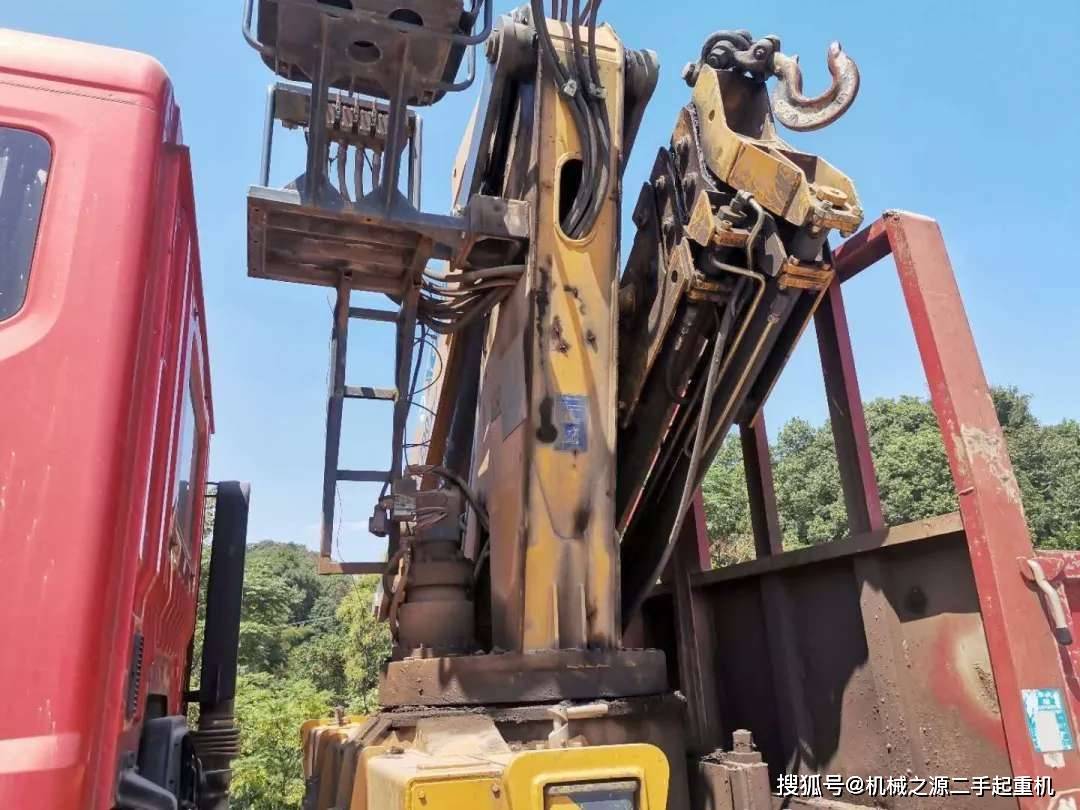 随车吊吊东西的时候能带载伸缩臂吗