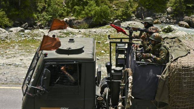 脑回路清奇：印度嘴上一套背地一套，寻求美国