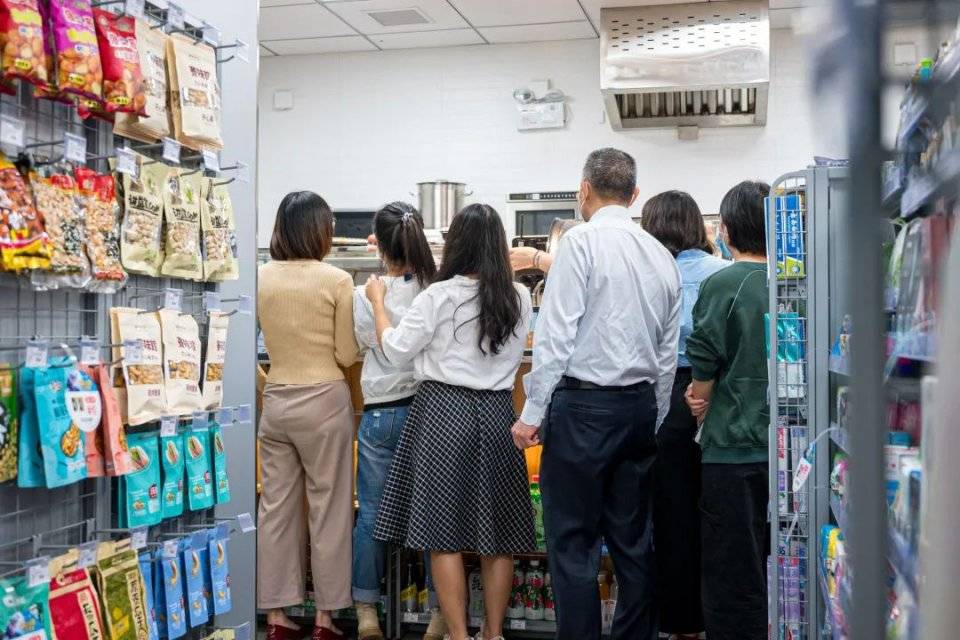 购物|帝都便利店来了！竟藏着打工人的快乐饭堂...