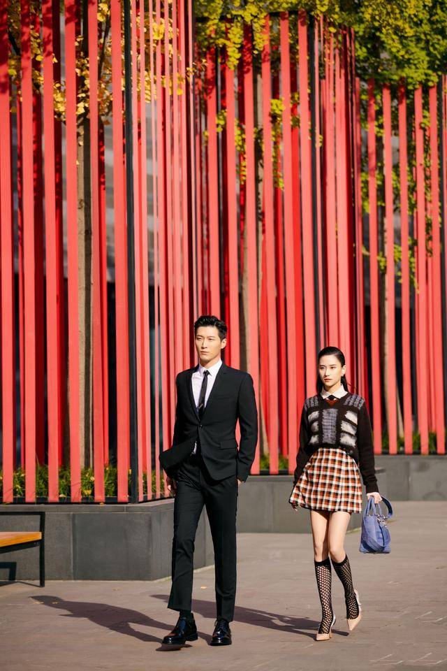 何超莲|何超莲穿短裙网袜秀好身材，携男友拍大片，大赞窦骁是“帅狍子”