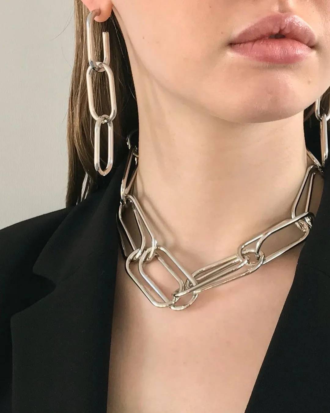 金属|配饰种草！这个秋冬跟金属配饰更般配噢~