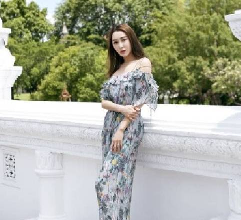 一身|杜若溪太厉害了，一袭吊带裙穿出性感范十足，完全看不出当妈了！