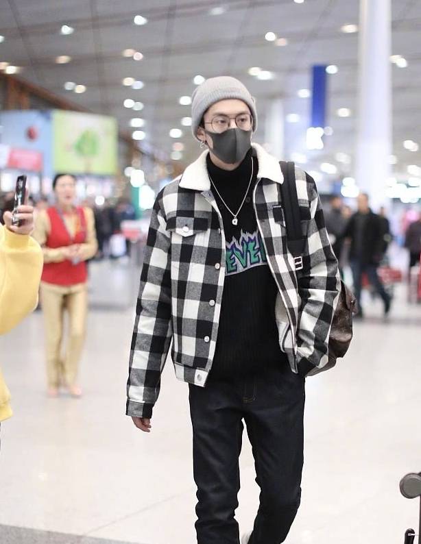 男星|机场上穿着格纹外套的男星们，一点也不像IT男，时尚感超
