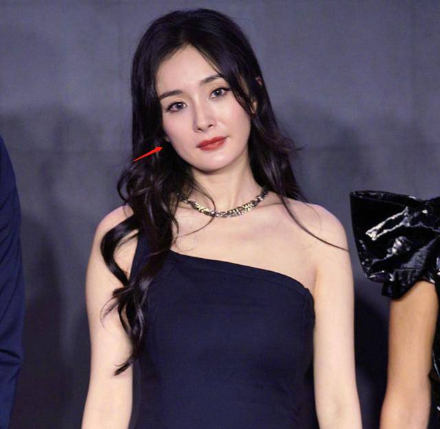 脸部|杨幂活动生图被扒，脸部岁月感明显，34岁还能卖少女感多久？