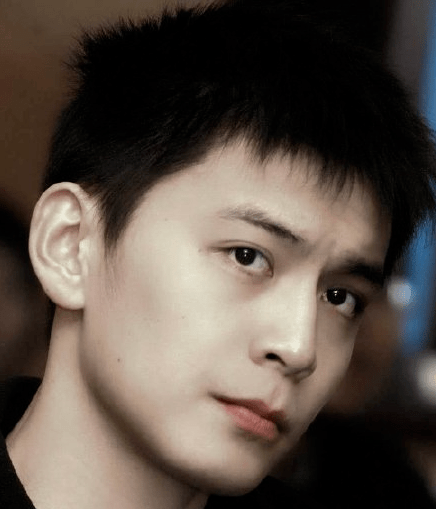 消音|爆粗口被全程消音上热搜，脸却帅成颜值天花板…