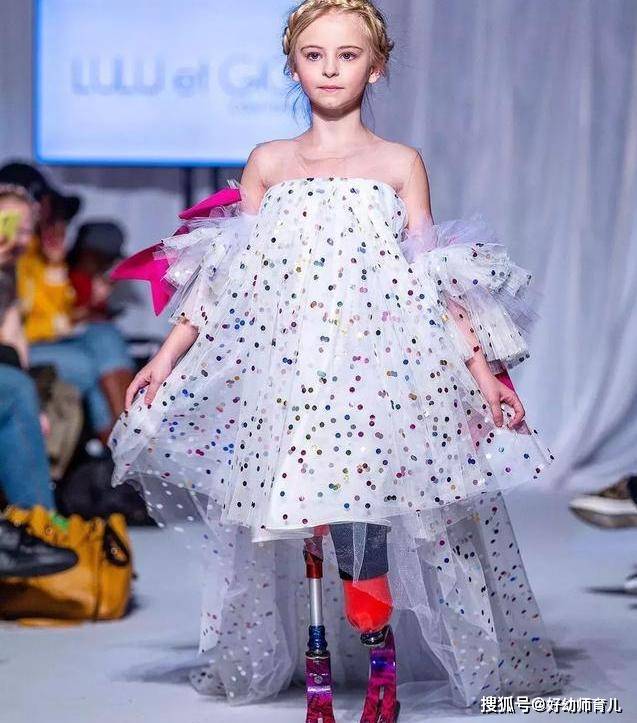 巴黎时装周上，这个没腿的小女孩惊艳了众人：身虽有残缺心却坚强_手机