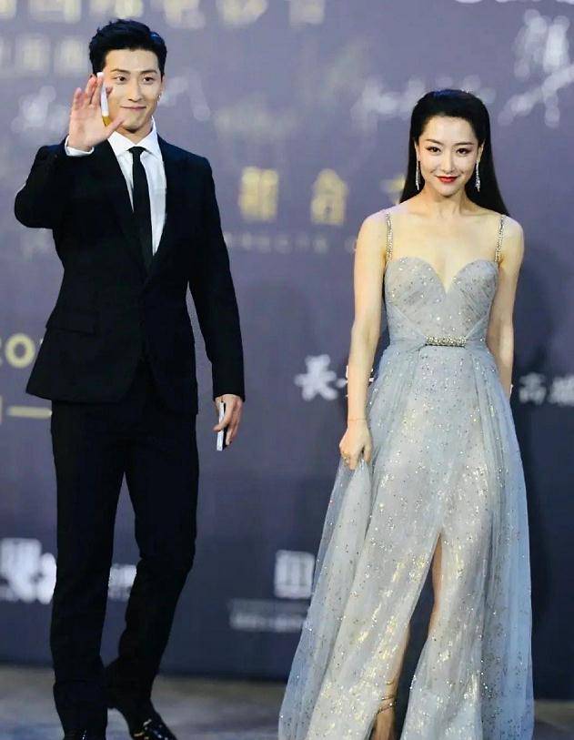 白冰穿"骗"来的高定礼服被追究,6000条恶评,揭开娱乐圈遮羞布