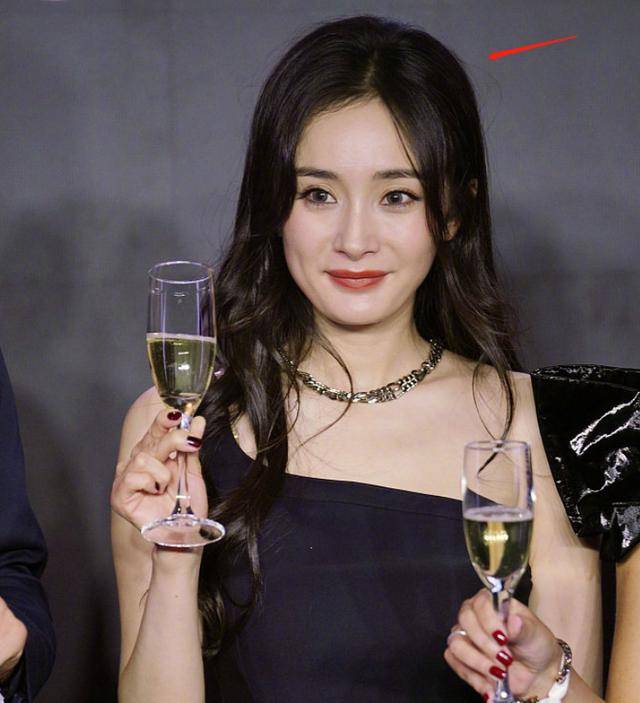 脸部|杨幂活动生图被扒，脸部岁月感明显，34岁还能卖少女感多久？