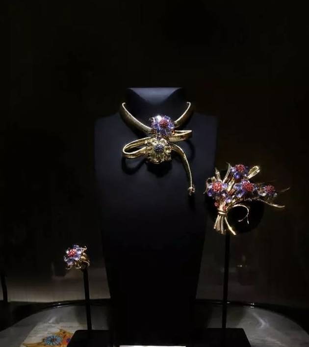 珠宝|梵克雅宝胸针艺术展，从彩宝中塑造珠宝的美，教你如何戴胸针！