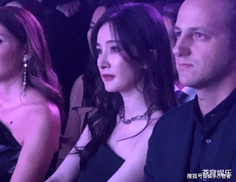 杨幂|杨幂亮相活动被拍，离开美颜颜值在线，这气质确定不是高贵名媛？