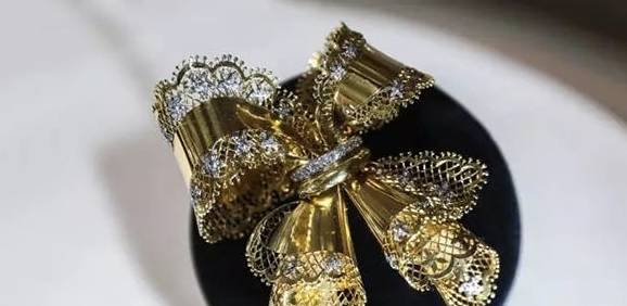 珠宝|梵克雅宝胸针艺术展，从彩宝中塑造珠宝的美，教你如何戴胸针！