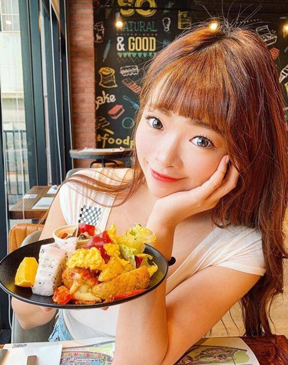 甜美女星被逼全素颜录节目，真面目大饼脸塌鼻