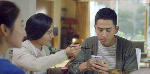 为什么不能一边吃饭一边看手机 f9a5e3dbc3504adc8b126df108f0befc.jpeg
