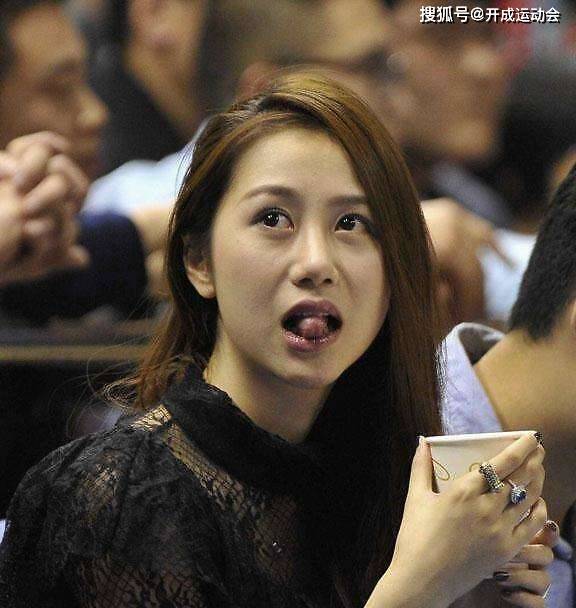 陈露|北控孙悦不幸崴脚，其妻陈露一件黑色吊带背心，玲珑剔透，时尚又圣洁