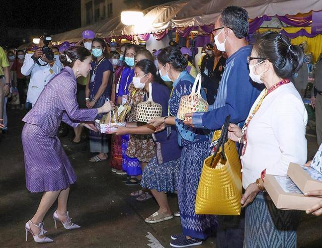 苏提达|苏提达没生过娃还强行秀母爱？抱起小女孩只能尬笑，诗妮娜赢一局