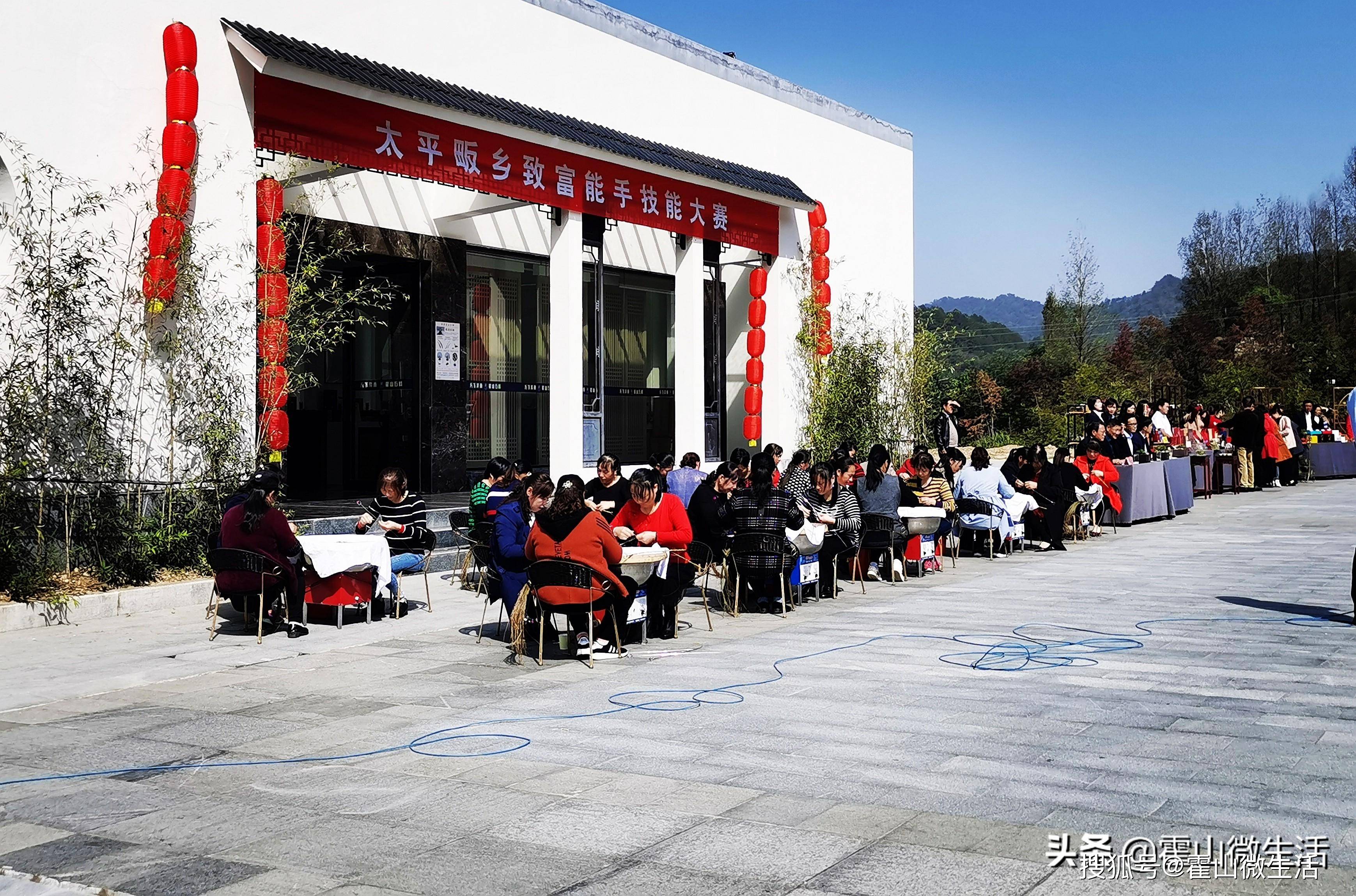 当日,位于霍山县太平畈乡王家店村金钟潭旁的石斛博物馆广场人潮涌动