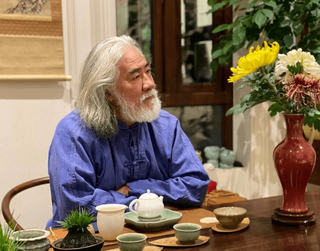 69岁张纪中过重阳节,被小娇妻插一头菊花