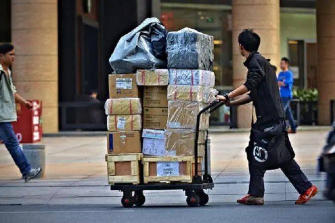 王卫|中国快递业“首富”诞生：不到一年身家增千亿，是马云最佩服的人