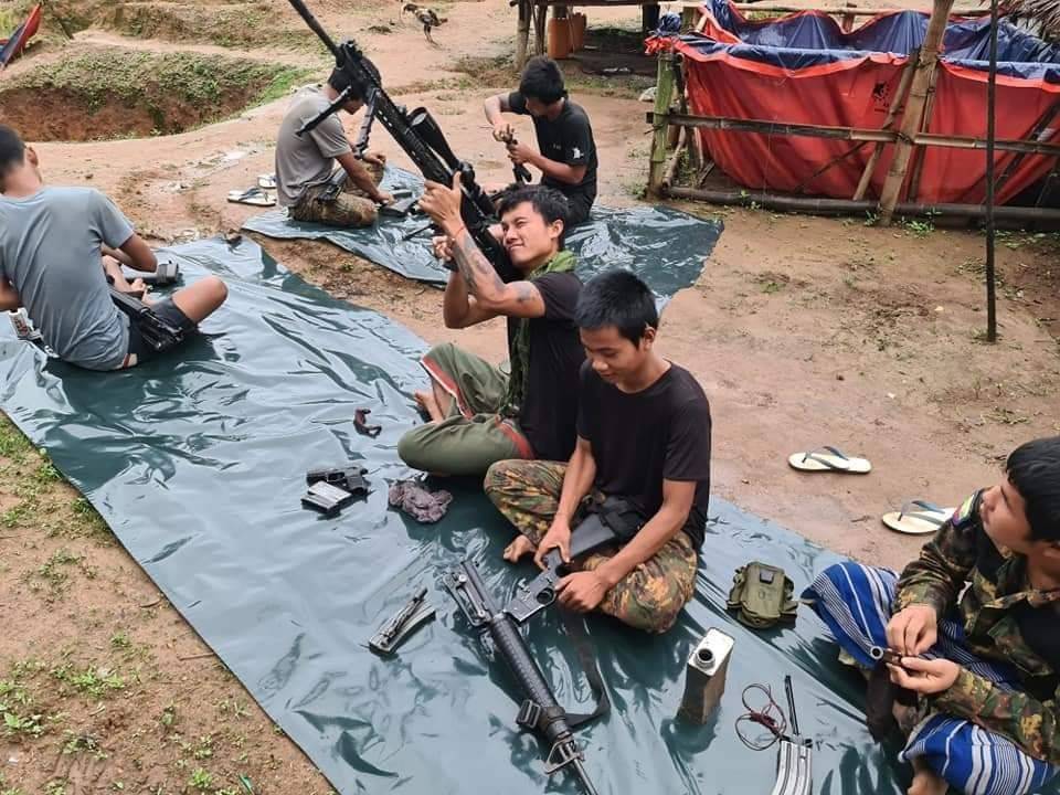 缅甸边防军士兵擦枪这些武器型号能分辨吗