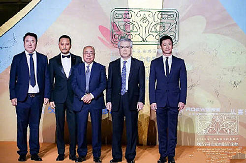 演硬汉后遗症?吴京像个在逃蜡像,每次合影表情站姿都一模一样