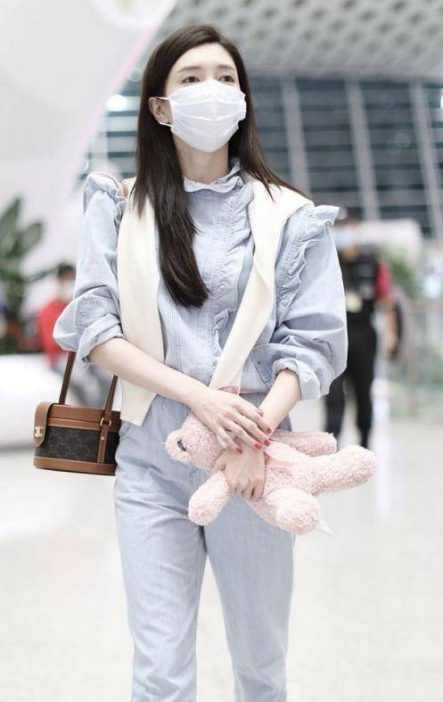 披肩|江疏影的穿搭也太有品了！毛衣搭在肩上当披肩，时尚了不止一点点