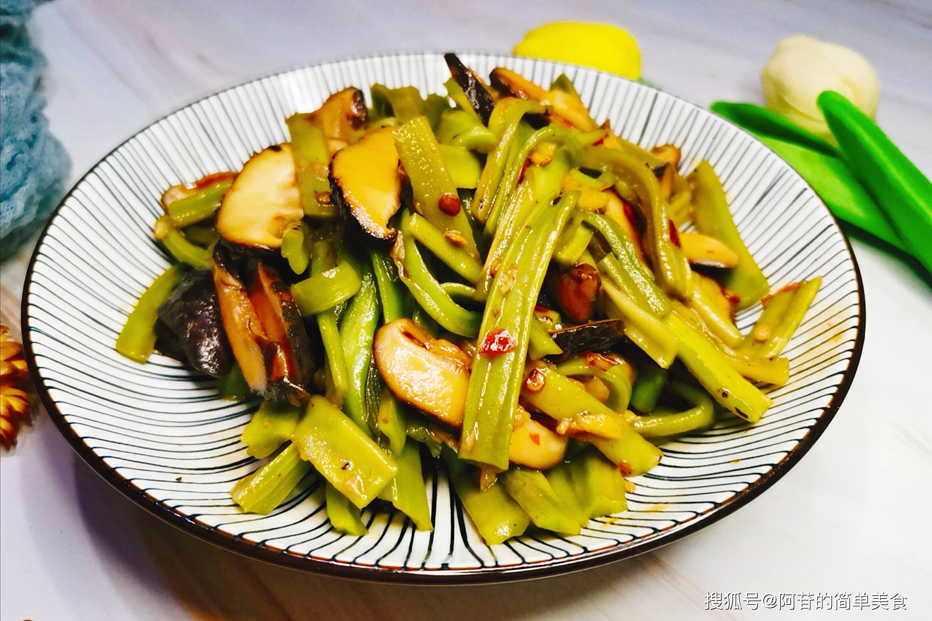 今天吃什么?贡菜炒花菇,健康又下饭的素食菜谱,又鲜又脆