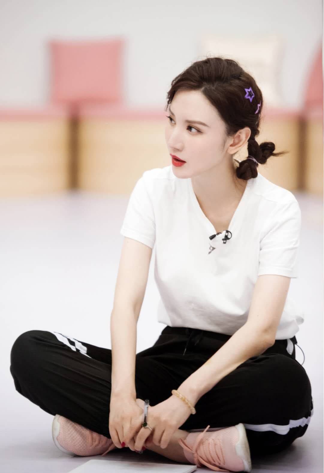 《浪姐》成为她的社交场合，一袭红色套装艳惊