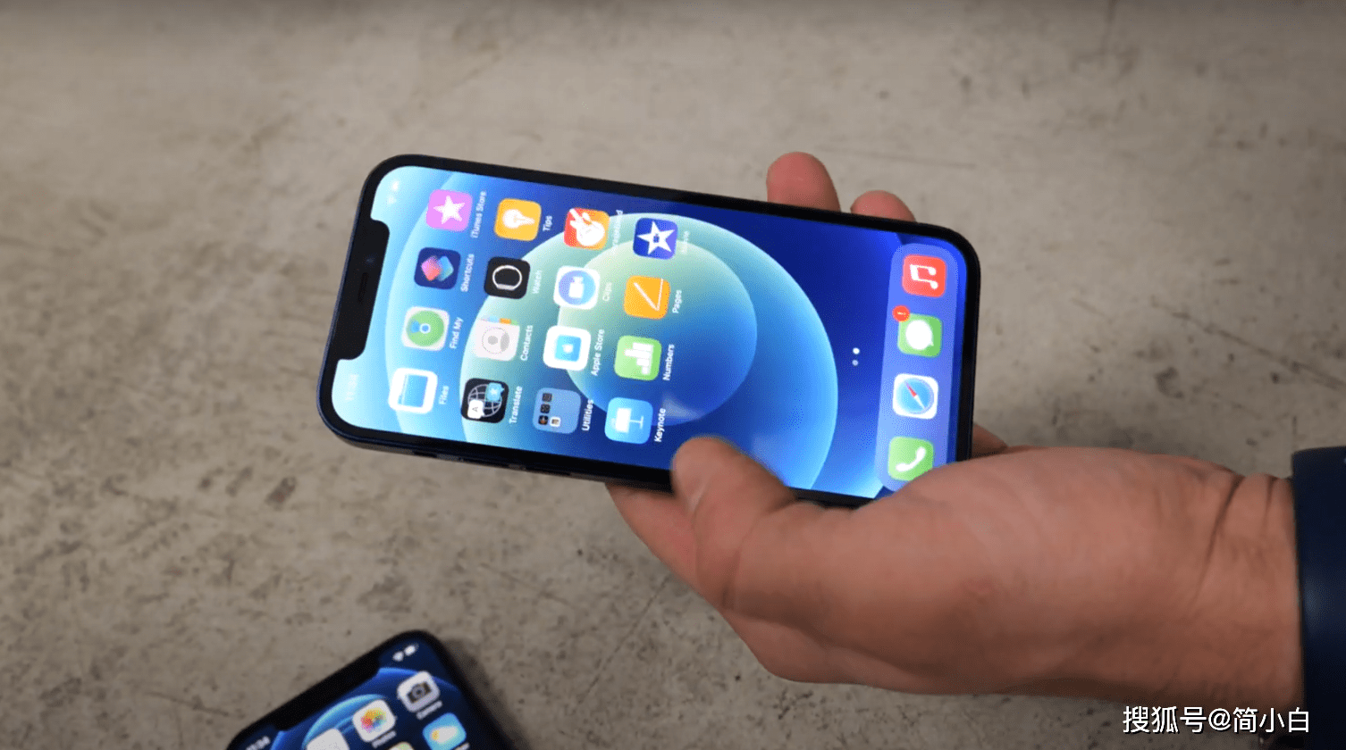 12pro摔碎照片,苹果12pro摔坏图片 iphone 12 pro 屏幕面板终于被摔碎了,不过显示和触摸还是正常的.