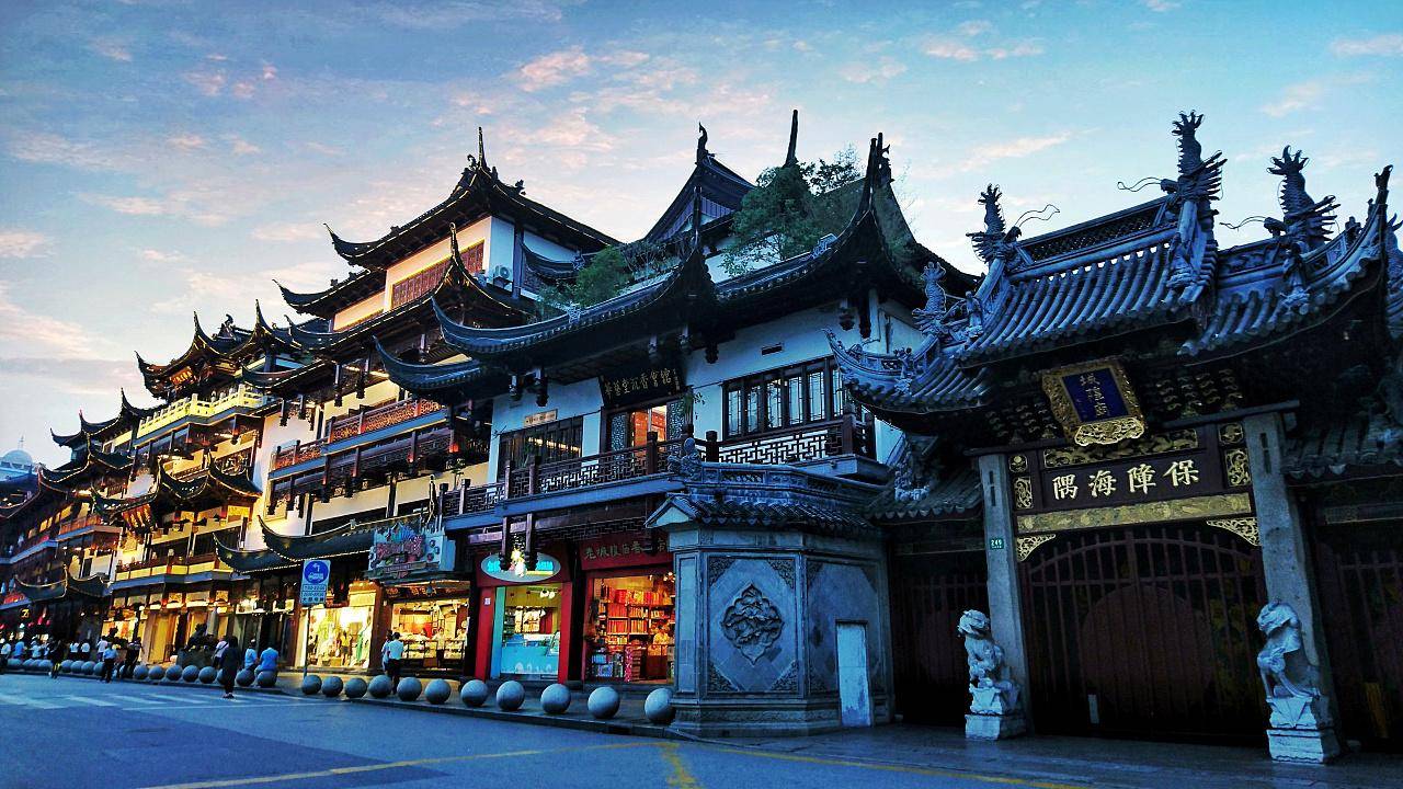 地理位置在黄浦区,周边游玩囊括了上海其他著名特色景点,如外滩南京